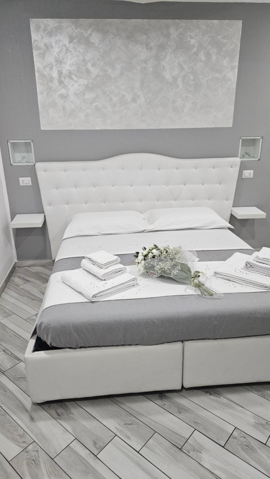 Il Diamante Bed & Breakfast โครโตเน ภายนอก รูปภาพ